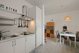 Perhehuoneisto, 2 makuuhuonetta, mikroaaltouuni (Elizabeth House-100m lake &) | Yksityinen keittiö