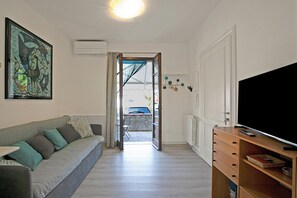 Departamento familiar, varias habitaciones (Elizabeth House-100m lake &) | Área de sala de estar | Smart TV de 21 pulgadas con canales por cable 
