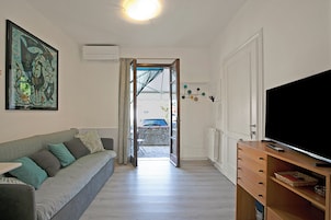 Appartement familial, 2 chambres, four à micro-ondes (Elizabeth House-100m lake &) | Aire de séjour | Téléviseur connecté