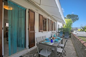 Family Apartment, Multiple Bedrooms (Elizabeth House-100m lake &) | Outdoor dining - Elizabeth House-100m Lake & Priv.parking (Toscolano Maderno)