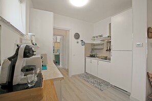 Perhehuoneisto, useita makuuhuoneita (Elizabeth House-100m lake &) | Yksityinen keittiö | Jääkaappi, mikroaaltouuni, uuni, liesi