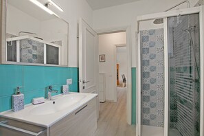 Duschwanne, Bidet, Handtücher, Seife