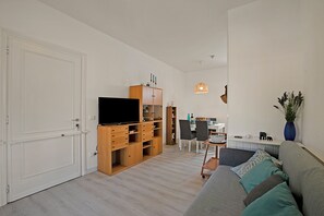 En 21-tommers smart-TV med kabel-kanaler