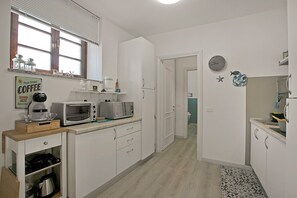 Departamento familiar, varias habitaciones (Elizabeth House-100m lake &) | Cocina privada | Refrigerador, microondas, horno y parrilla de estufa 