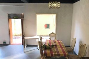 Dining - Left-hand hostel in Xichong,shenzhen (Shenzhen)