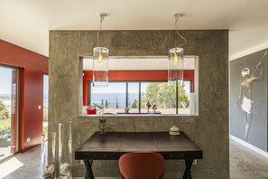 المنشأة من الداخل