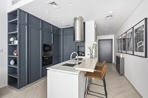 Kylskåp, mikrovågsugn, ugn och spishäll