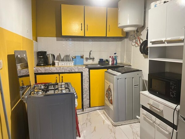 Kühlschrank, Mikrowelle, Wasserkocher mit Kaffee-/Teezubehör, Mixer