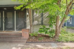 Exterior detail - Historic Charm Apt Near Pearl, Downtown &  Brackenridge  (San Antonio)