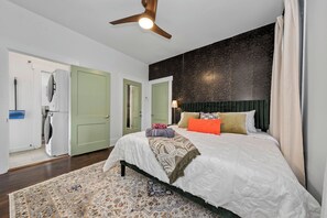 1 bedroom, desk, iron/ironing board, WiFi - Historic Charm Apt Near Pearl, Downtown &  Brackenridge  (San Antonio)