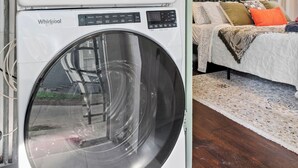 Une buanderie équipée de deux machines à laver et deux sèche-linge Whirlpool superposés.