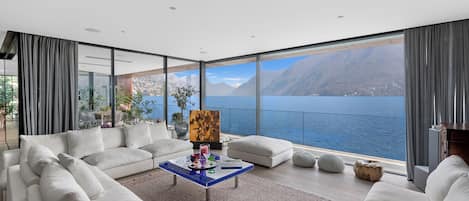 Villa familiar, varias habitaciones, junto al lago (Maison Sur l'Eau) | Área de sala de estar | Televisión de pantalla plana de 21 pulgadas con canales por cable