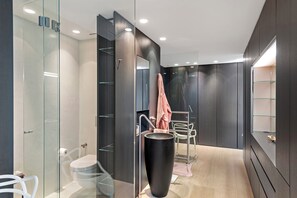 Family Villa, Multiple Bedrooms, Lakeside (Maison Sur l'Eau) | Bathroom | Separate bathtub and shower, hair dryer, towels, soap - Maison Sur l'Eau (Paradiso)