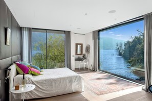 Perhehuvila, useita makuuhuoneita, 2 kylpyhuonetta, järven rannalla (Maison Sur l'Eau) | 3 makuuhuonetta, kannettavalle tietokoneelle sopiva työtila