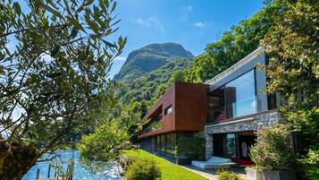 Family Villa, Multiple Bedrooms, Lakeside (Maison Sur l'Eau) | Exterior