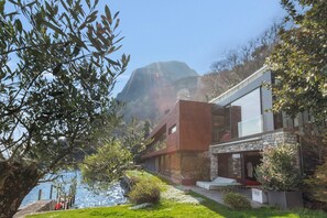 Perhehuvila, useita makuuhuoneita, 2 kylpyhuonetta, järven rannalla (Maison Sur l'Eau) | Ulkopuoli