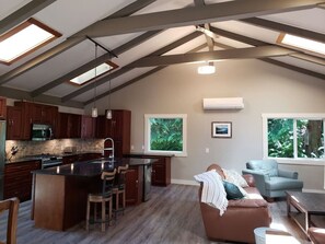 Réfrigérateur, four à micro-ondes, un four, surface de cuisson