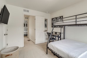 2 slaapkamers, een bureau, internet, beddengoed