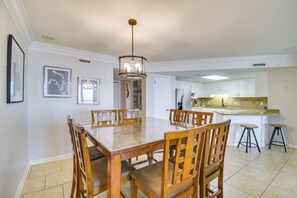 Dining - Waterfront Pool: Orange Beach Condo w/ Views! (Orange Beach)