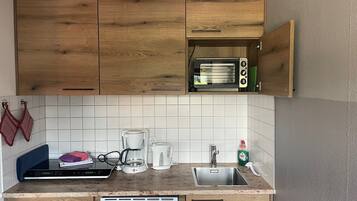 Fridge, oven, stovetop, coffee/tea maker