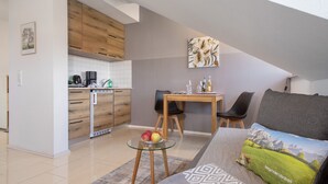 Eine moderne Wohnung mit Essbereich, Küche und Wohnraum.