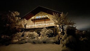 Rakennus, jossa on parveke, ja lumipeitteinen ympäristö.