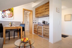 Kühlschrank, Ofen, Herdplatte, Wasserkocher mit Kaffee-/Teezubehör