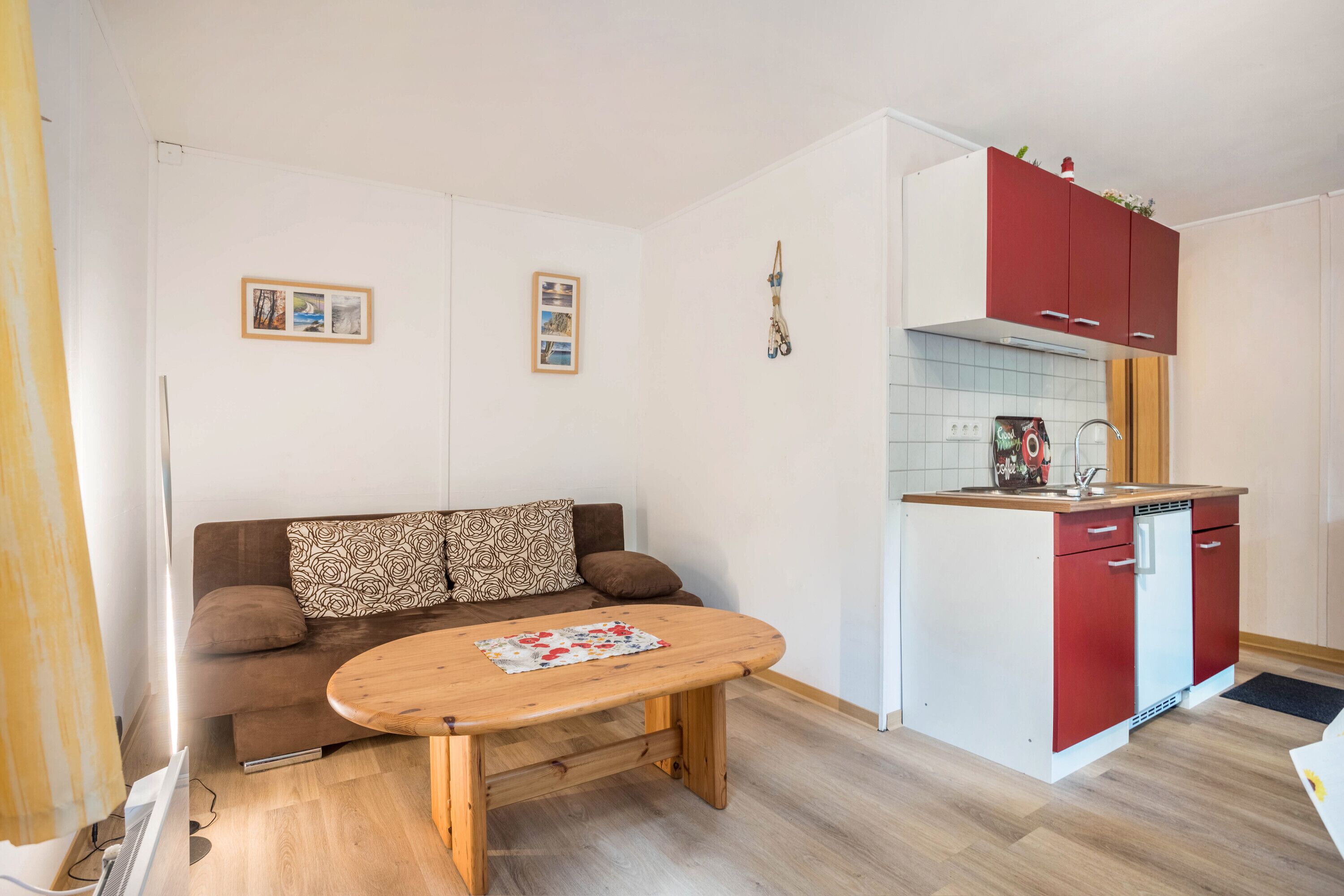 Una televisión, una mesa de tenis de mesa