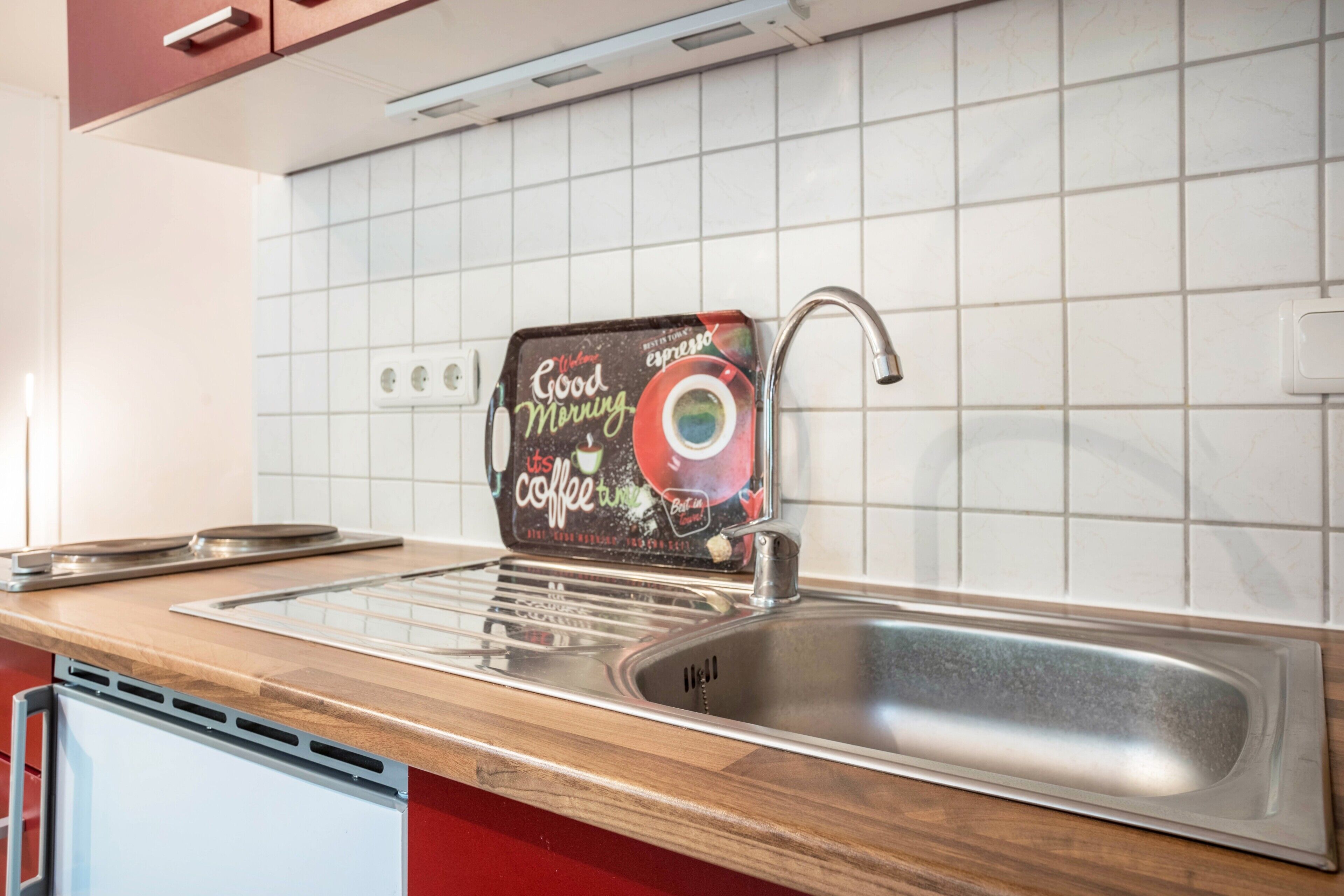 Réfrigérateur, plaque de cuisson, cafetière/bouilloire