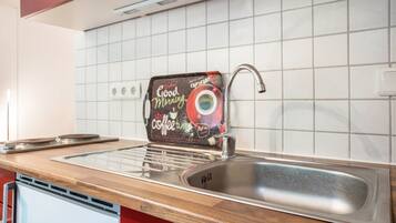 Réfrigérateur, plaque de cuisson, cafetiÚre/bouilloire