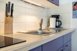 Fridge, oven, stovetop, coffee/tea maker - Bungalow 'Bungalow 'zur Möwe' -  Bgl 22' with Private Terrace and Wi-Fi (Dranske)