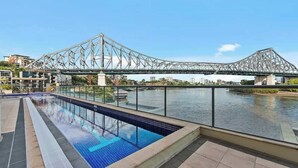A swimming pool with a view of a bridge and buildings in the background. - Stunning! 2Bed, 1Bath, 1Car, VIEWS ~ CBD (Brisbane City)