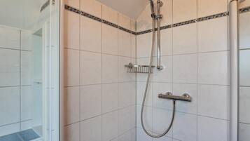 Regadera, amenidades de baño gratuitas, secadora de cabello, toallas