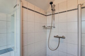 Ducha, artículos de higiene personal gratuitos y secador de pelo