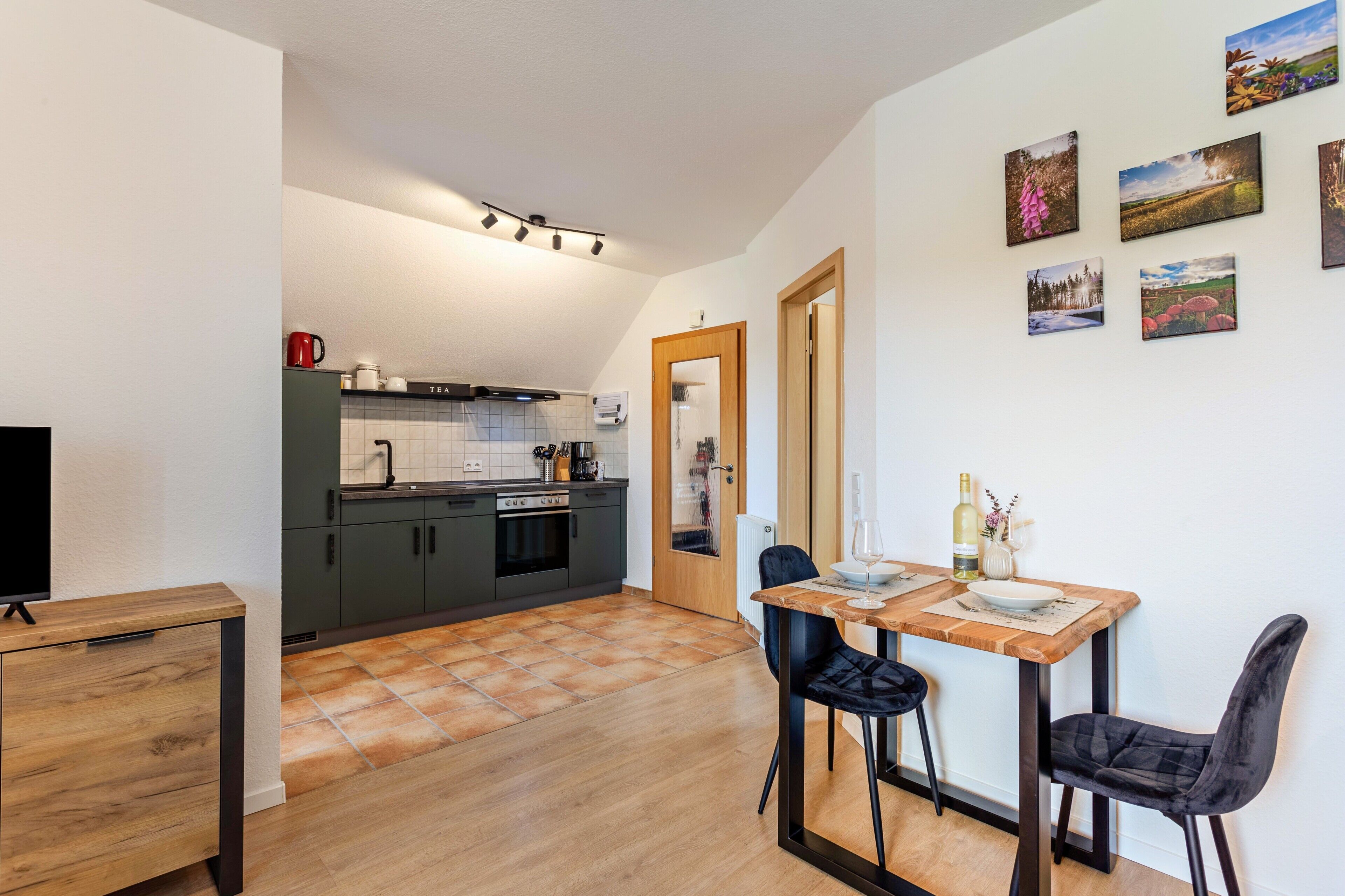 Kühlschrank, Ofen, Herdplatte, Wasserkocher mit Kaffee-/Teezubehör