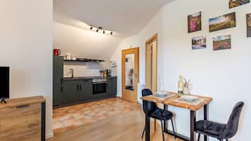 Kühlschrank, Ofen, Herdplatte, Wasserkocher mit Kaffee-/Teezubehör