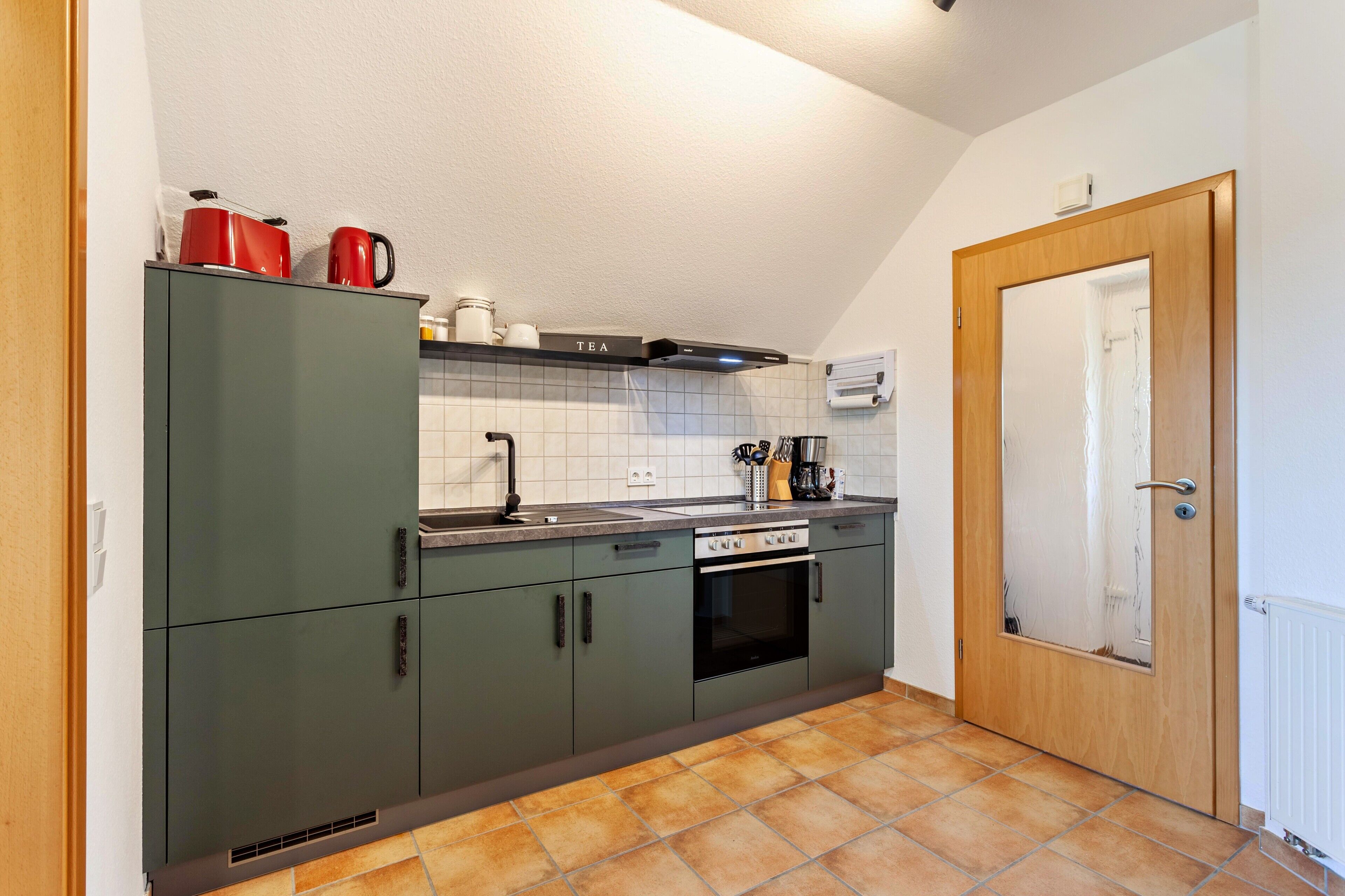 Kühlschrank, Ofen, Herdplatte, Wasserkocher mit Kaffee-/Teezubehör