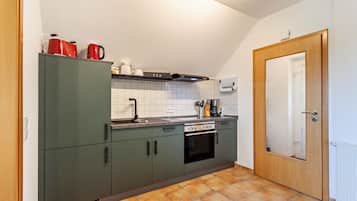 Fridge, oven, stovetop, coffee/tea maker