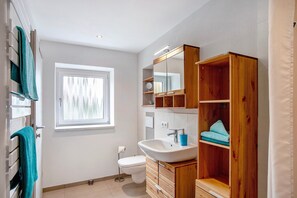 Regadera, amenidades de baño gratuitas, secadora de cabello, toallas 