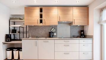 Jääkaappi, mikroaaltouuni, uuni, liesi