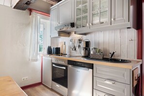 Kjøleskap, ovn, kokeplater og oppvaskmaskin