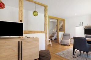 Interior - Holiday Apartment 'Fewo 5' with Private Terrace, Shared Garden and Wi-Fi (Oldenswort)