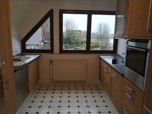 Kühlschrank, Mikrowelle, Herdplatte, Geschirrspüler