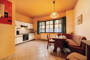 Frigorifero, forno, piano cottura, macchina per tè/caffè