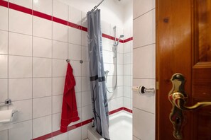 Suihku, hiustenkuivaaja, pyyhkeet