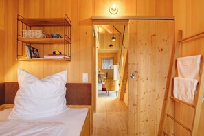 2 bedrooms, free WiFi, bed sheets - Holiday Home 'Tinyhaus Am Bussen' with Private Terrace and Private Garden (Unlingen)