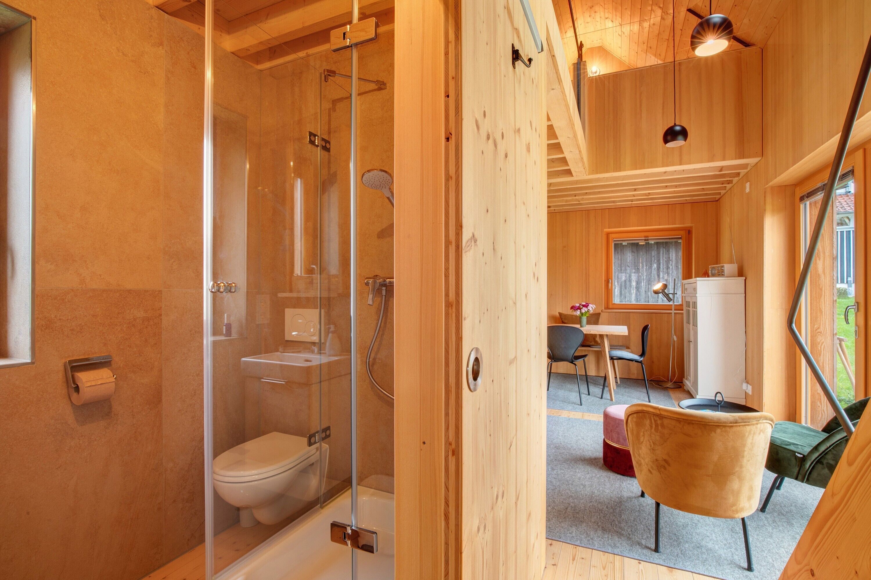 Dusche, kostenlose Toilettenartikel, Haartrockner, Handtücher