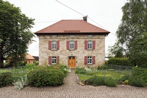 Exterior - Holiday Home 'Tinyhaus Am Bussen' with Private Terrace and Private Garden (Unlingen)