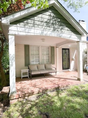 Terrace/patio - Near Uptown • Parks • Cozy Retreat •  Free Parking (Charlotte)