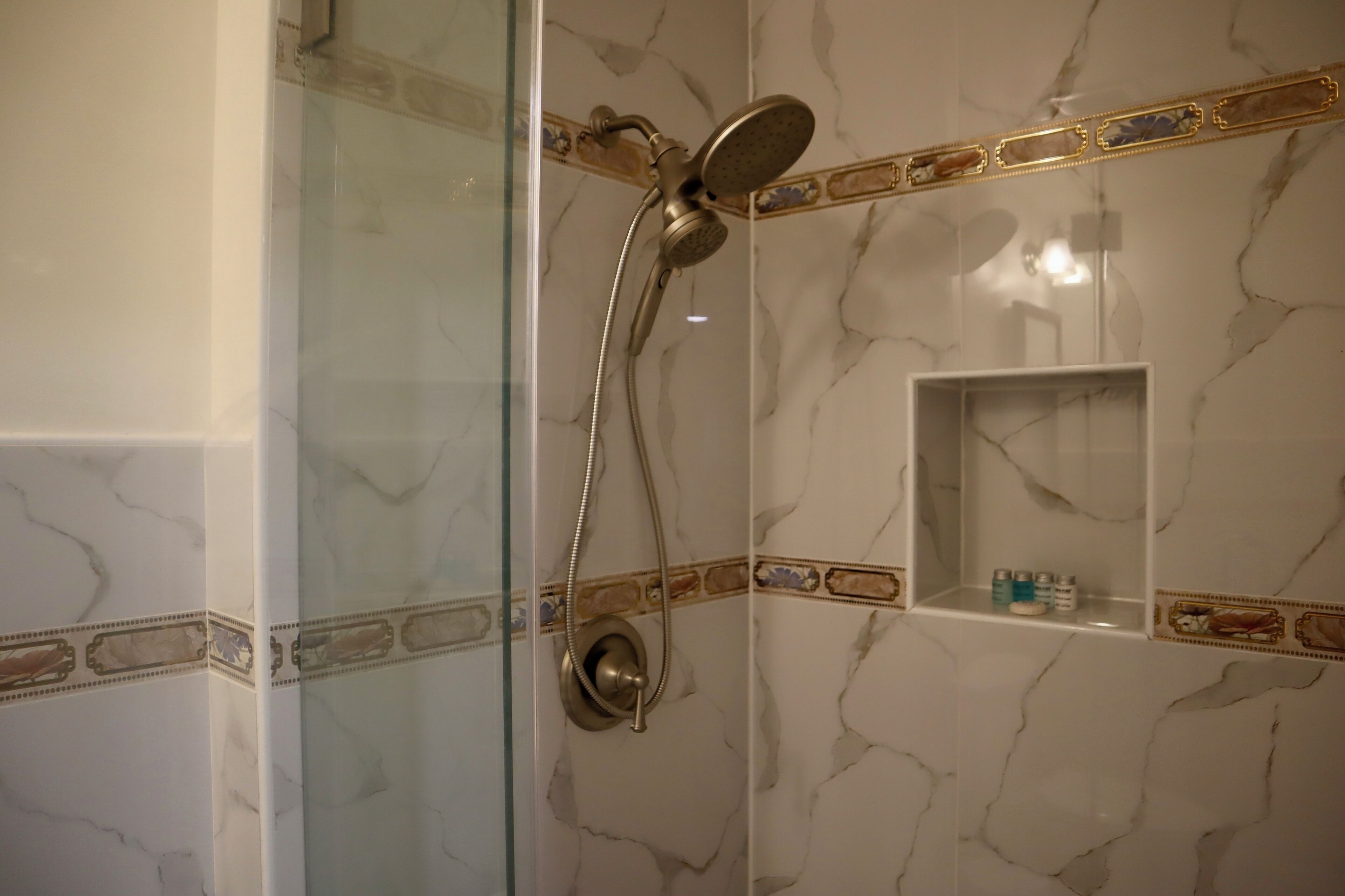 Sèche-cheveux, serviettes fournies, savon, shampoing